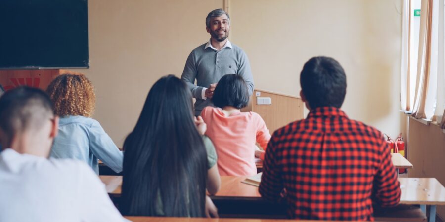 Учитель ведёт занятие в классе