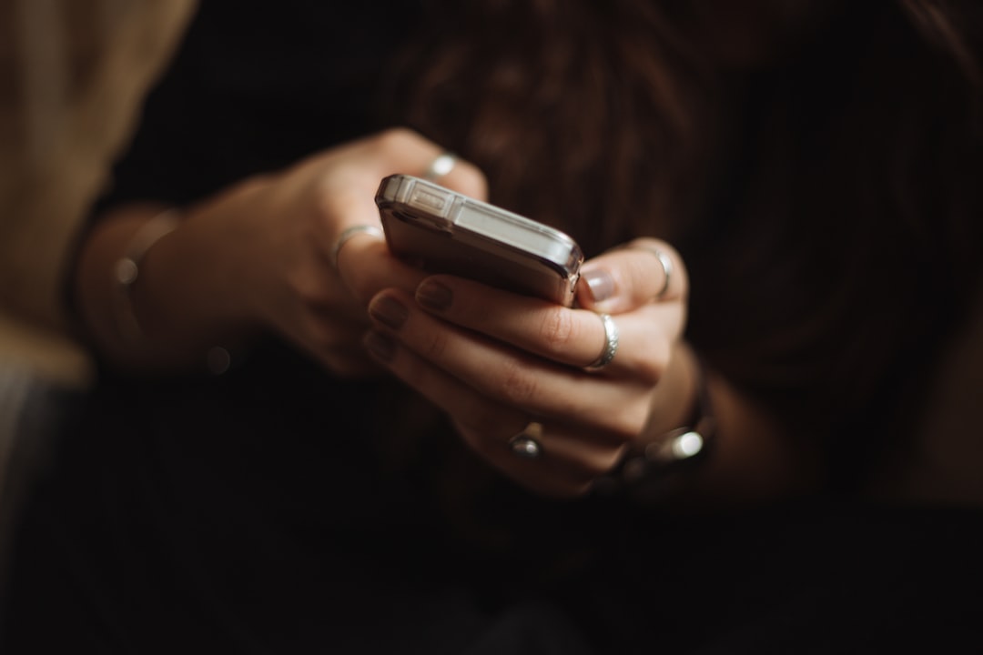 Человек со смартфоном — цифровые угрозы, интимные материалы и ИИ-дипфейки